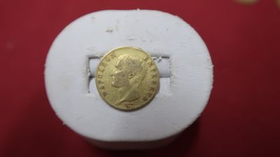 l'image d'une pièce d'or sur une surface rouge