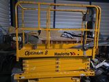une ciseuse jaune garée dans un garage