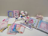 une table blanche recouverte d'une multitude de cartes et de peluches