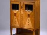 une image représentant une armoire en bois à deux portes et une étagère