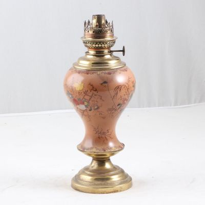Lampe à pétrole en faïence émaillée à décor polychrome de fl…