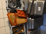 de nombreuses casseroles et poêles accrochées au mur de la cuisine