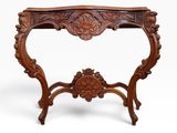 une console richement sculptée, dotée d'un plateau sculpté