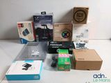 un grand nombre d'appareils électroniques sur la table