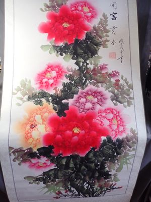 une photo d'un tableau de fleurs sur le mur