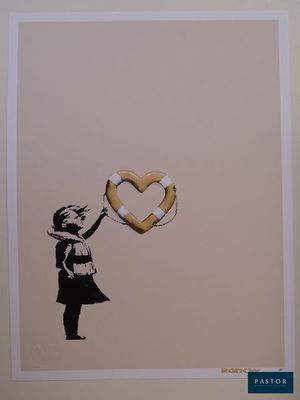 un dessin représentant une fille tenant un beignet en forme de cœur