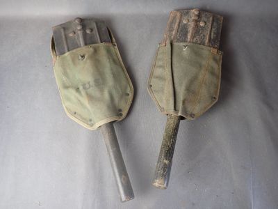 Voici deux vieilles pelles posées sur une table