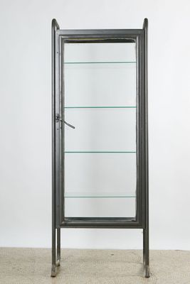 Vitrine médicale en métal tubulaire laquée et verre.