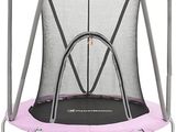 une image représentant un trampoline rose et gris équipé d'un filet de sécurité