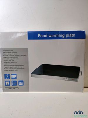 boîte contenant une plaque chauffante posée sur un plan de travail dans une cuisine