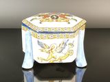 une petite boîte décorée d'un motif, posée sur une table