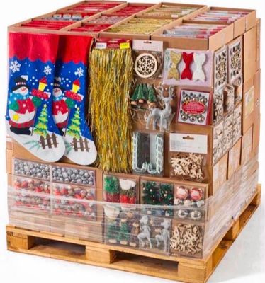 une caisse en bois remplie de décorations de Noël et d'autres objets