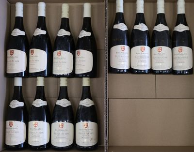 plusieurs bouteilles de vin dans une caisse sur la table