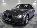 une photo d'une BMW de couleur foncée dans un showroom