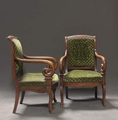 paire de fauteuils rembourrés verts à accoudoirs sculptés