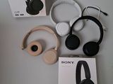 une boîte de casques audio et une paire de casques posés sur une table