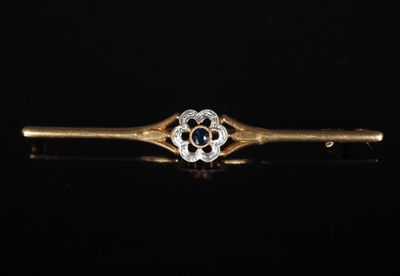 une broche en forme de fleur en or et diamants