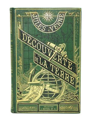 un vieux livre à la couverture verte, ornée de lettres dorées