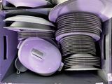 de nombreuses assiettes et casseroles dans une boîte violette