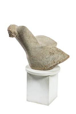 statue d'un oiseau sur un piédestal sur fond blanc