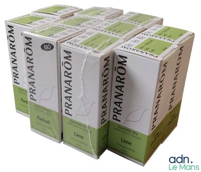 quatre cartons de limonade empilés les uns sur les autres sur une surface blanche