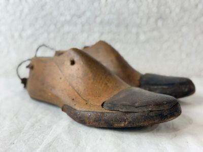 Paire de formes à chaussures en bois.