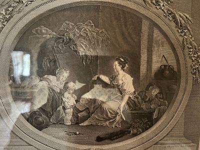 une photo représentant une femme et un enfant dans une pièce