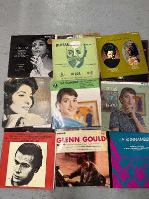 un grand nombre de livres posés sur le sol