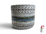 un gros plan d'un vase orné d'un motif