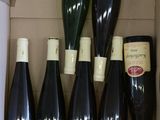 plusieurs bouteilles de vin dans une caisse sur la table