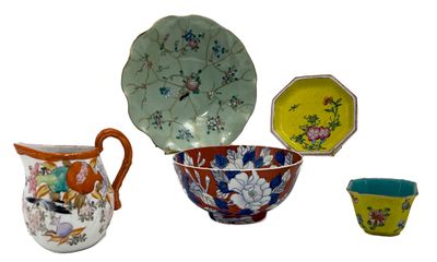 quatre types différents de tasses et de soucoupes sur fond blanc