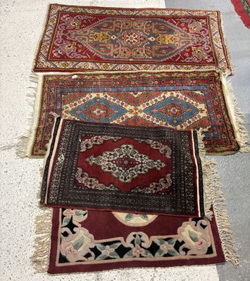 Trois tapis sont disposés sur le sol dans une pièce