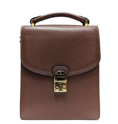 La mallette en cuir marron est ouverte et prête à l'emploi.