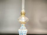une lampe en verre posée sur une table