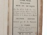 un livre ouvert dont on peut lire le titre