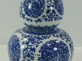 un vase bleu et blanc posé sur une table blanche
