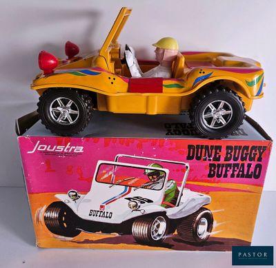 une voiture jouet posée sur une boîte