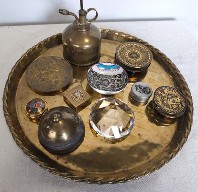 un plateau en métal posé sur une table, sur lequel se trouvent divers objets