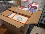 une boîte contenant un verre à vin, posée sur une table