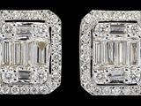 une paire de boucles d'oreilles en diamant sur fond noir