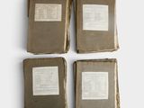 quatre vieux livres empilés les uns sur les autres sur une table