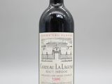 une bouteille de vin rouge posée sur une table blanche