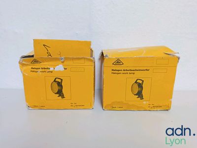 deux boîtes jaunes sur lesquelles figure l'image d'un homme portant un chapeau et d'une femme vêtue d'un t-shirt jaune