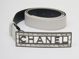 une ceinture blanche ornée du logo Chanel