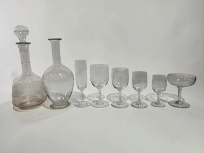 un groupe de verres à vin et une carafe sur une table