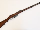 un fusil avec un canon en bois sur fond blanc
