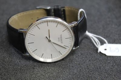 une montre posée sur une table avec une étiquette de prix