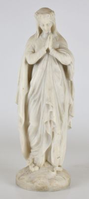 figurine en marbre représentant une femme les mains jointes en prière