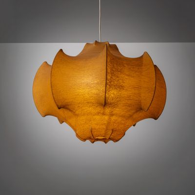 une photo d'un luminaire en bois suspendu au plafond