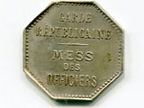 une pièce d'argent sur laquelle est gravé le message suivant : « carte républicaine, embêtez les officiers »